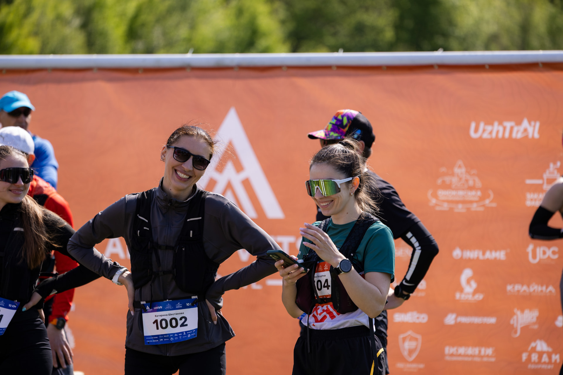 Учасники усміхаються на старті трейлу UZHTRAIL